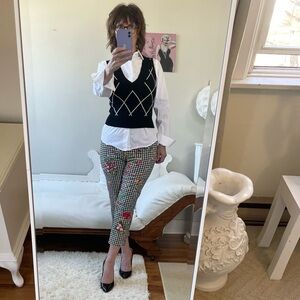 BLACK WHITE GINGHAM CAPRI PANTS RED FLOWERS GREEN STEMS CHECKERED STRETCH